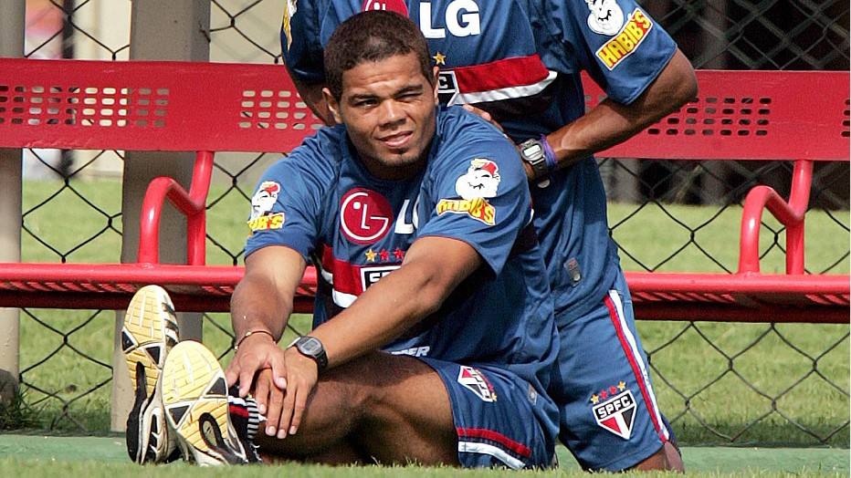 Campeão mundial pelo São Paulo deixa clínica de reabilitação e deve jogar na Lusa