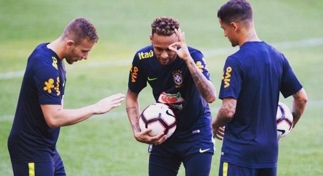 ‘Estou rezando para que o Neymar volte para o Barcelona’, diz Arthur