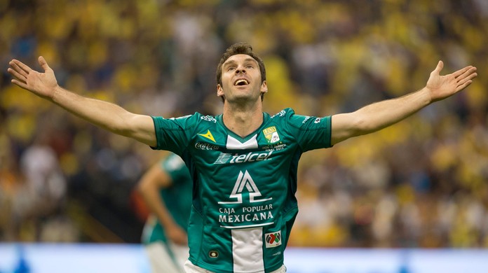 Grêmio entra na briga com Corinthians para contratar Mauro Boselli