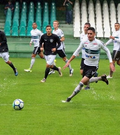 Copa SP: Zagueiro Luiz Felipe, do Coritiba, abre mão das festas para reforçar treinamento