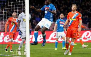 ITALIANO: Em dia de homenagens a Koulibaly, Napoli vence no fim e permanece em segundo