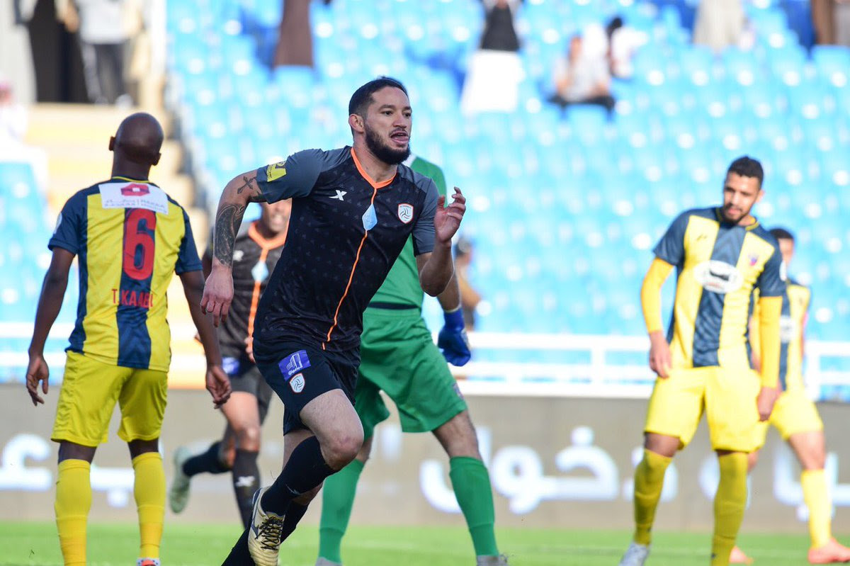 Arthur Caike marca gol e dá assistência em vitória do Al Shabab no Campeonato Saudita