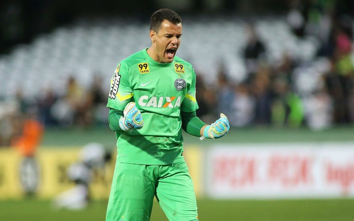 Coritiba faz jogo duro e Chape fica longe de anunciar goleiro Wilson