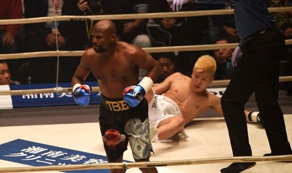 Boxe: Mayweather derruba japonês no 1º assalto em luta exibição, mas nega volta ao boxe