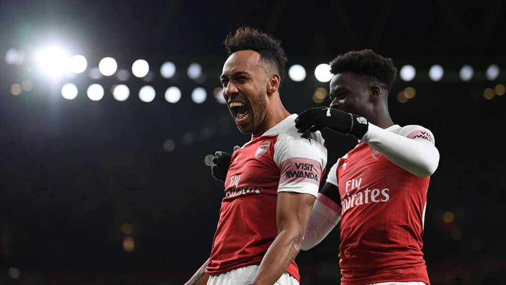Artilheiro do Campeonato Inglês, Aubameyang comemora um dos gols do Arsenal