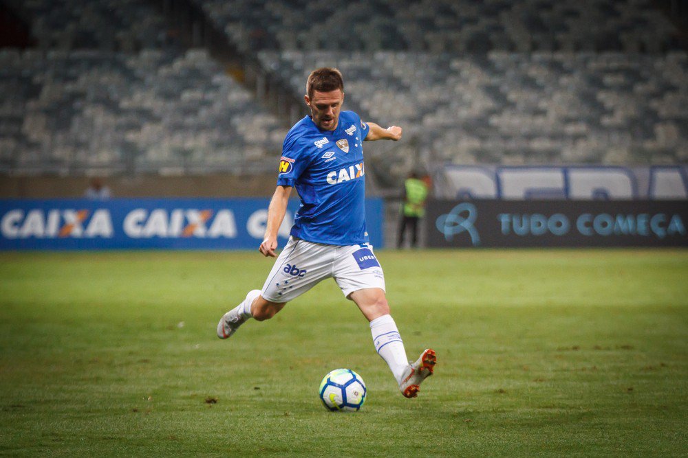 Na mira de rivais, lateral tem contrato rescindido pelo Cruzeiro