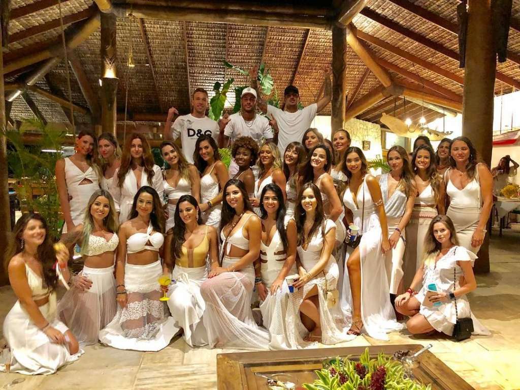 Artur, Neymar e Gabriel Medina roubaram a cena ao aparecerem em foto rodeados por mulheres