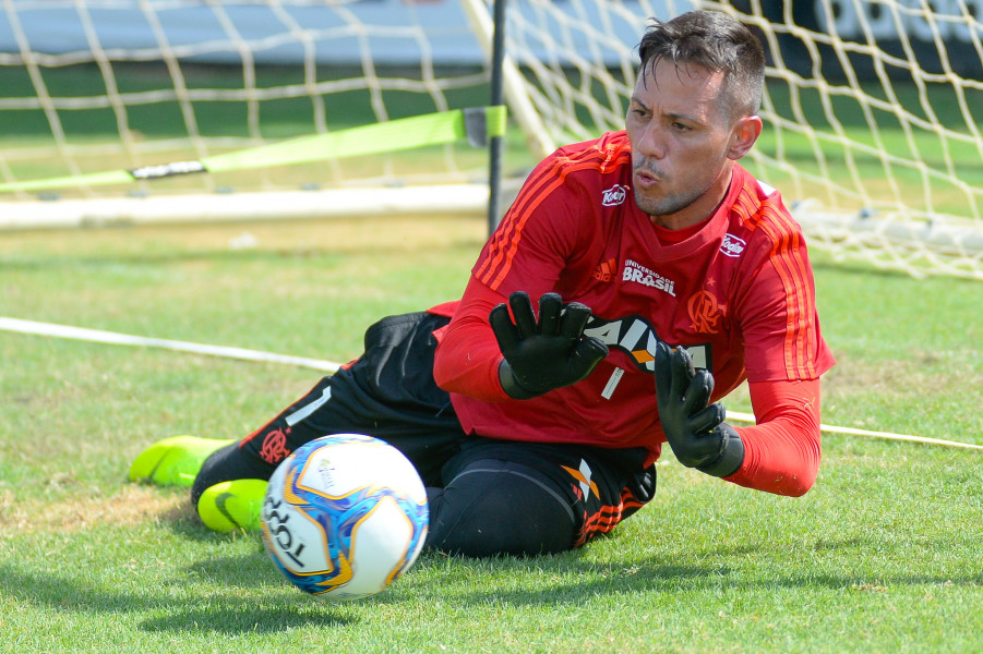 Carioca: Goleiro culpa gestão anterior por polêmica e diz que fica no Flamengo