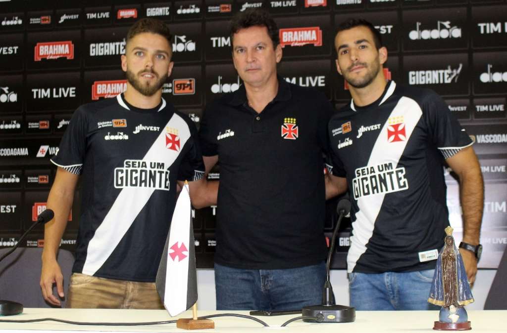 Cláudio Winck, Alexandre Faria e Raúl Cáceres posam após a apresentação (Foto: Carlos Gregório Júnior/Vasco)