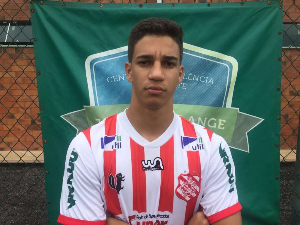 Zagueiro Eduardo Brito, ex-Santa Cruz, se apresenta ao Bangu para o Carioca