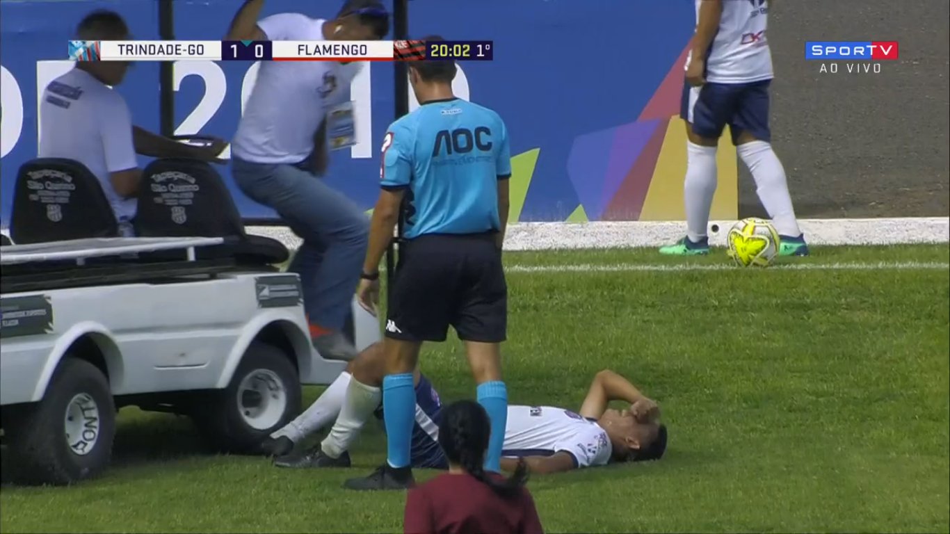 Caído, jogador é “atropelado” por carrinho maca em jogo da Copa SP. Assista!