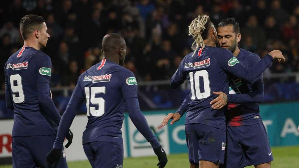 Neymar comemora com Daniel Alves um dos gols da fácil vitória do PSG 
