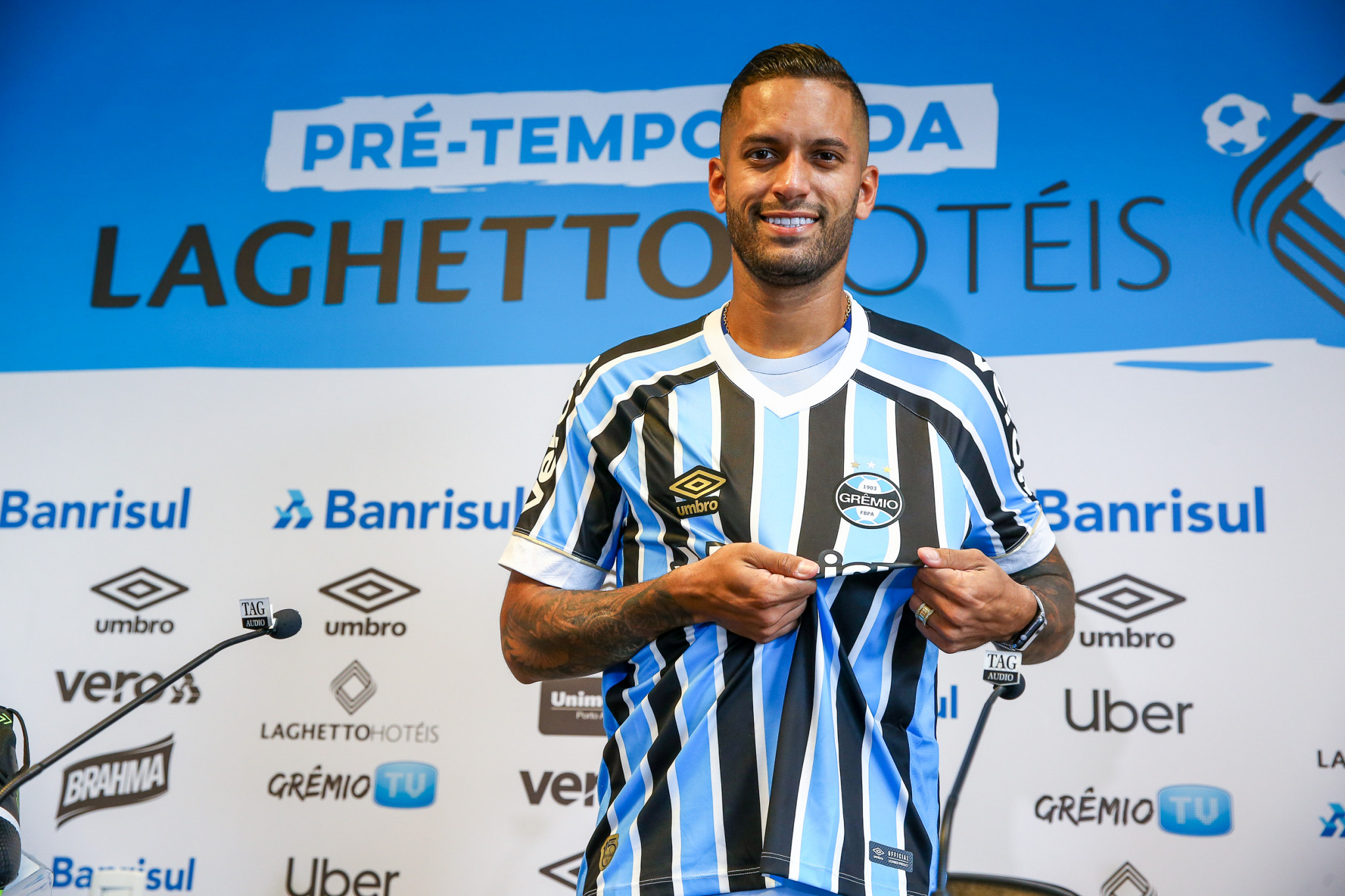 Gaúcho: Rômulo se apresenta no Grêmio e sonha em ‘dar a volta por cima’ na carreira