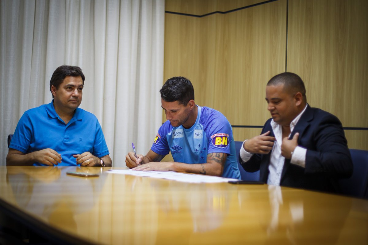 Mineiro: Cruzeiro oficializa a renovação de contrato de Thiago Neves por dois anos
