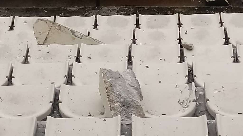 Concretos do teto desabaram nas arquibancadas do Mangueirão (Foto: José Francisco)