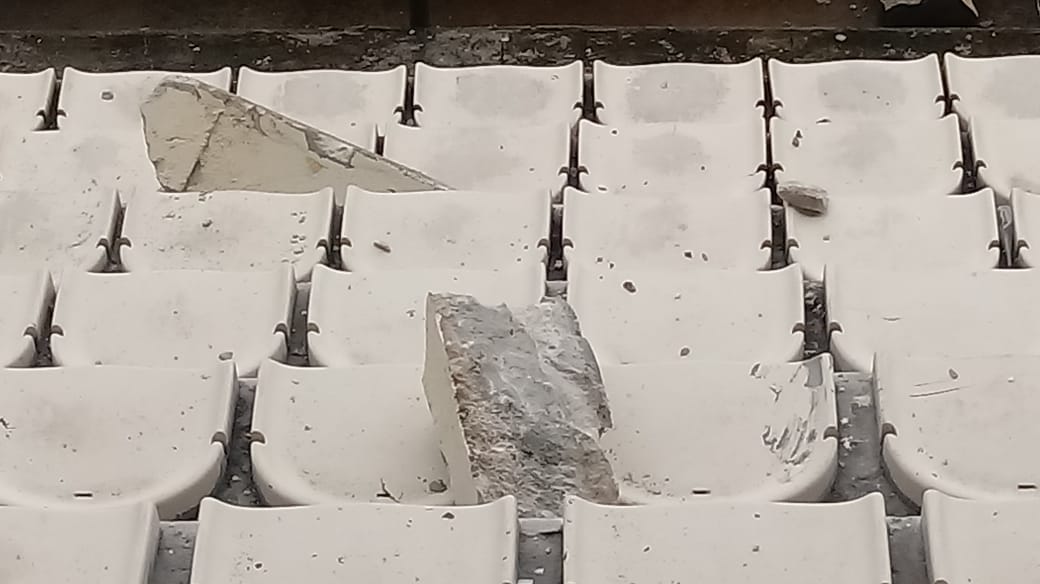 Parte do teto do Mangueirão cai e liga sinal de alerta para o Paraense