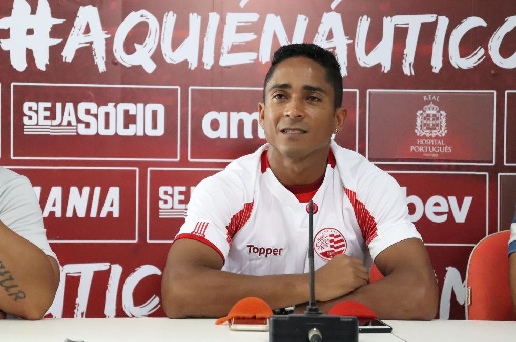 Pernambucano: Emocionado, campeão mundial pelo Corinthians é apresentado no Náutico