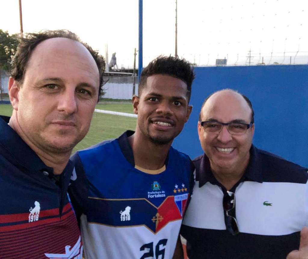 Júnior Santos posa ao lado do técnico Rogério Ceni e do empresário Edvaldo Ferraz