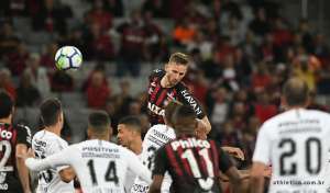 Carioca: Flamengo oferece R$ 10 milhões por Léo Pereira, zagueiro do Athletico