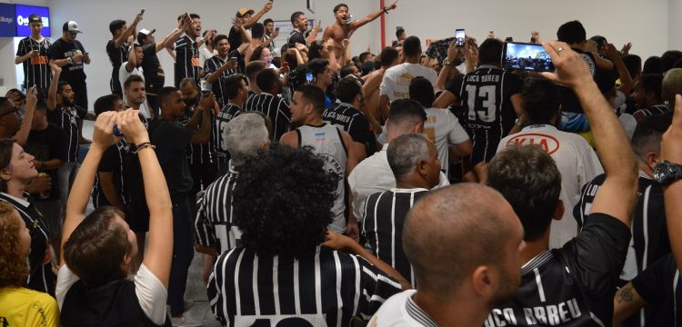 Recebido por multidão no aeroporto, Loco Abreu é apresentado no Rio Branco-ES