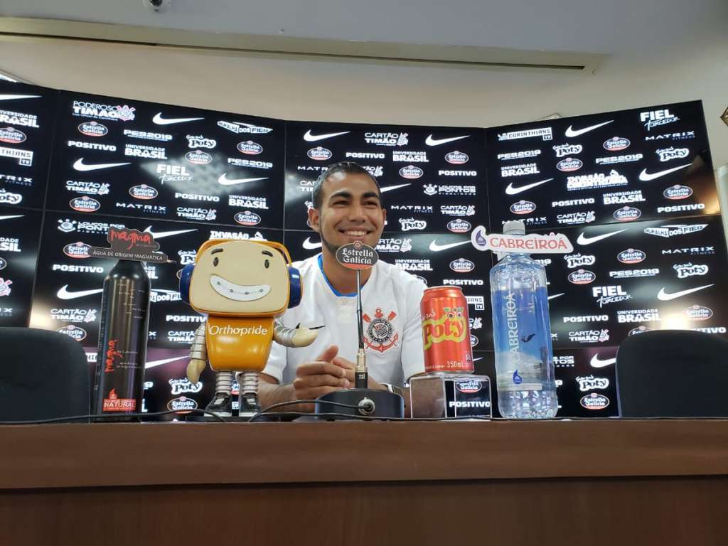 Sornoza evita comentar saída do Flu e vê Corinthians como 'maior do Brasil'