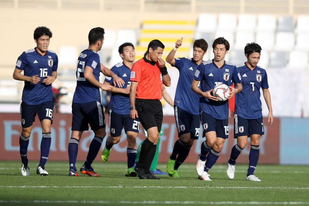 Japão leva susto, mas bate o Turcomenistão de virada na estreia da Copa da Ásia