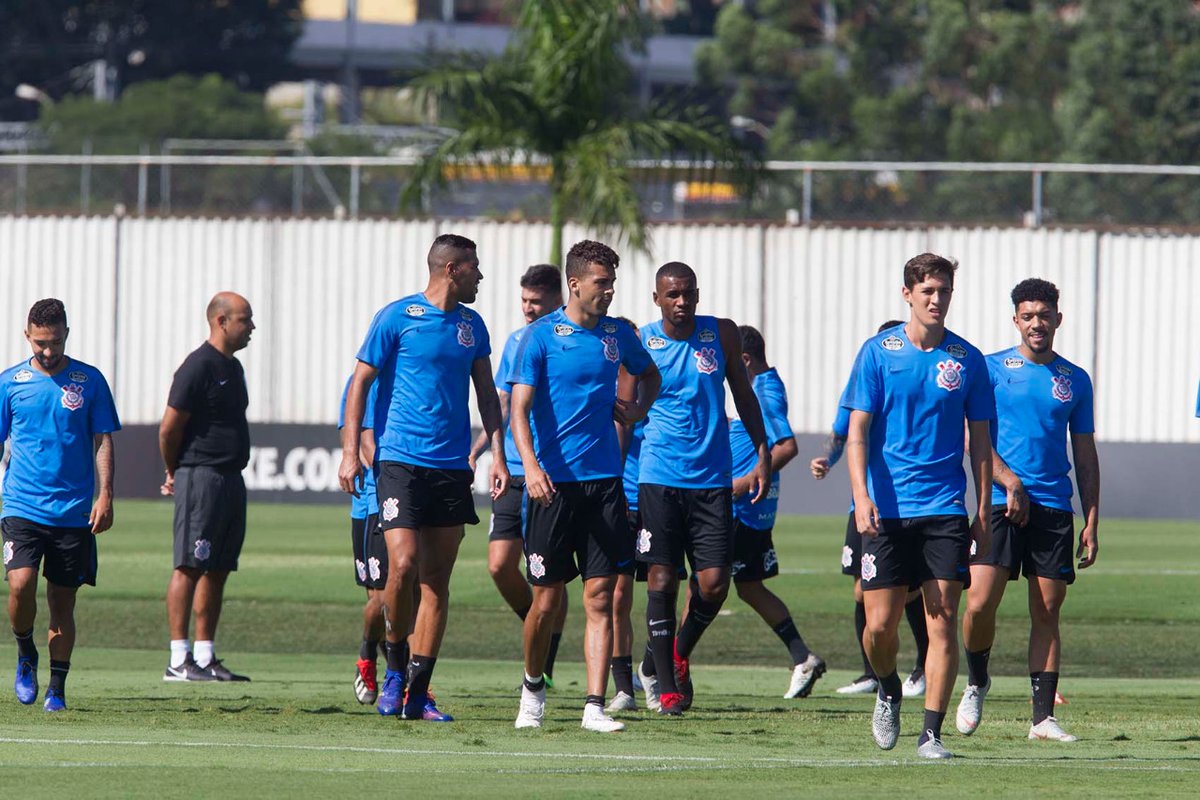 Roger e Danilo Avelar ganham nova chance com Carille e treinam entre os titulares