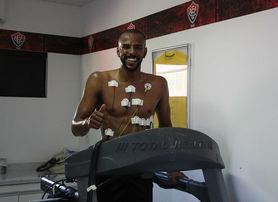 Figueirense perde Dumas para time japonês e acerta com zagueiro do Vitória