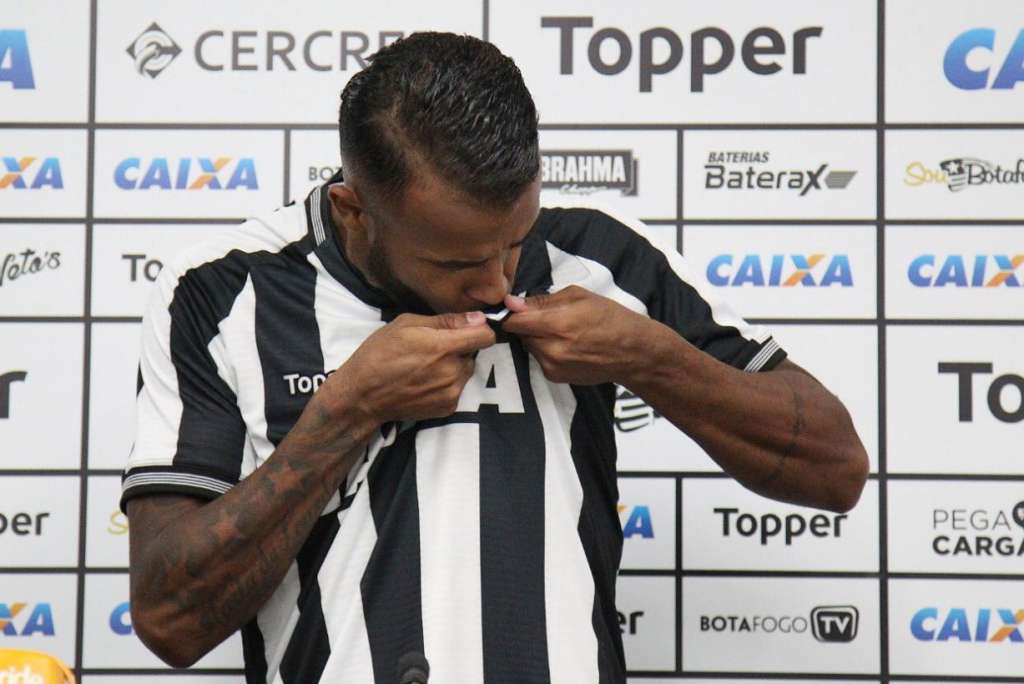 O volante Alex Santana não escondeu a alegria de defender o Botafogo