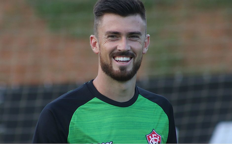 Goleiro é devolvido à Chape pelo Vitória e deve ser emprestado ao América-MG