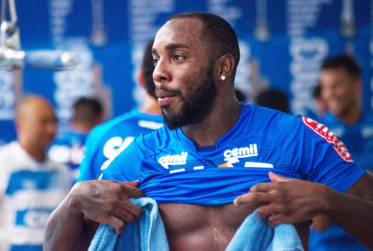 Corinthians encaminha acerto com Manoel, zagueiro do Cruzeiro