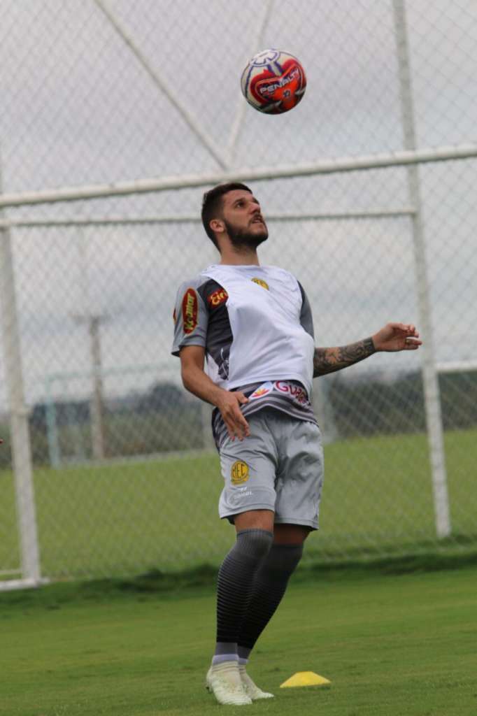  Lateral do Mirrasol fala sobre grupo e projeta partida de estreia 