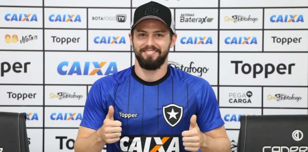 João Paulo assina renovação até 2022 e celebra permanência no Botafogo