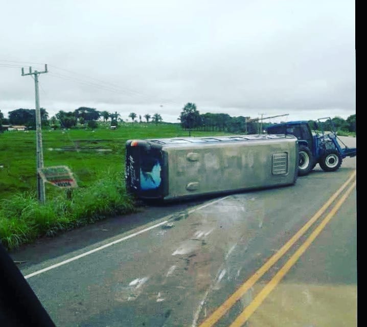 Ladrões roubam ônibus do Àguia-PA e capotam veículo durante fuga