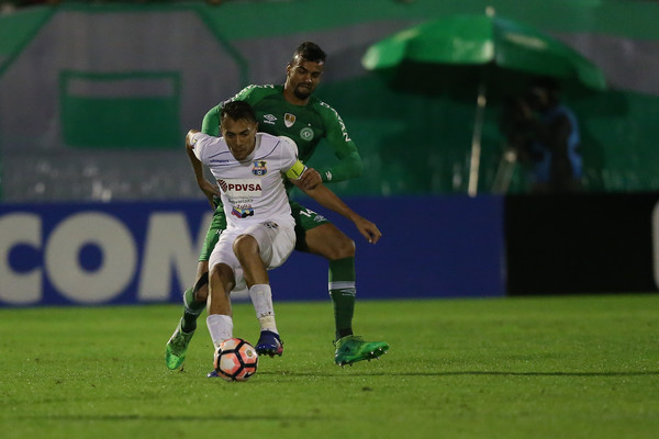 Após negociar Manoel, Cruzeiro pede para Chapecoense devolver zagueiro