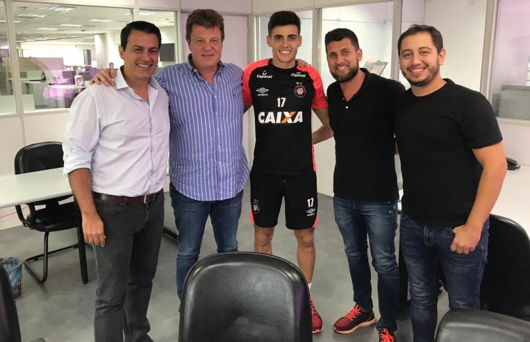 Léo junto com Rui Costa e Marcio Lara, do Athletico, e Thiago Campos e Eduardo Pezzo, staff do jogador