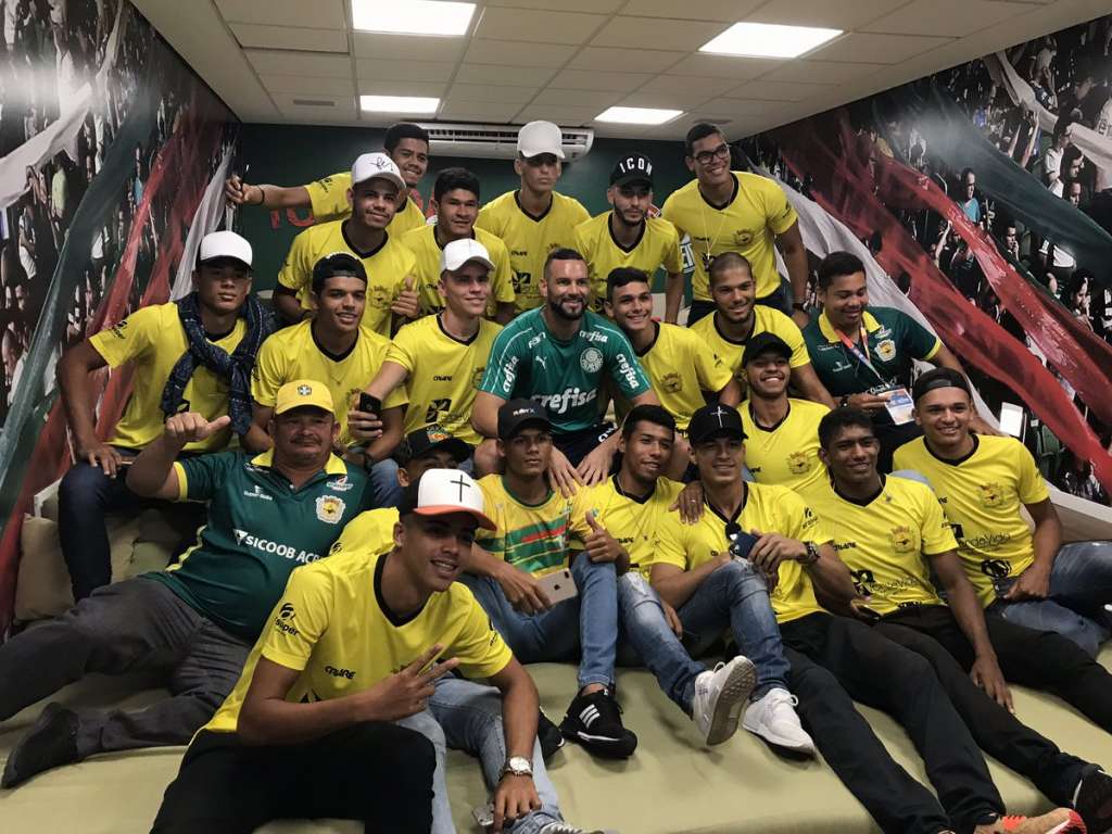 Time do Acre visita arena após ter viagem bancada pelo Palmeiras