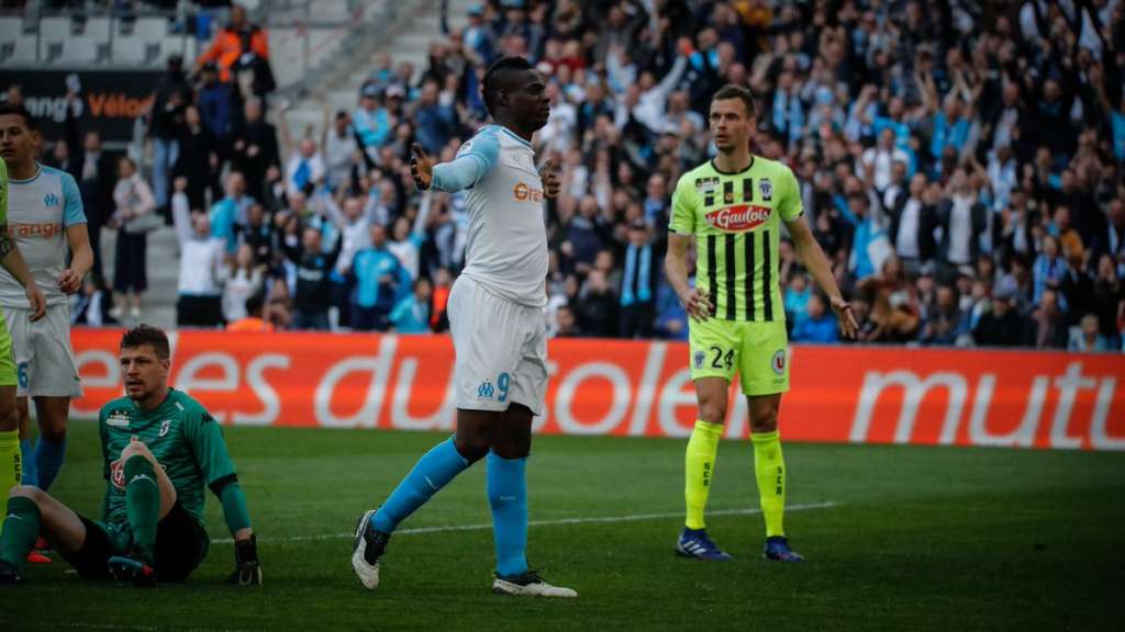 Balotelli marca duas vezes, mas Olympique cede empate no Francês
