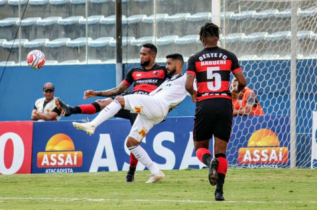 A Ponte Preta fez um bom primeiro tempo e foi para o intervalo na frente do Oeste (Foto: Jefferson Vieira/Oeste FC)