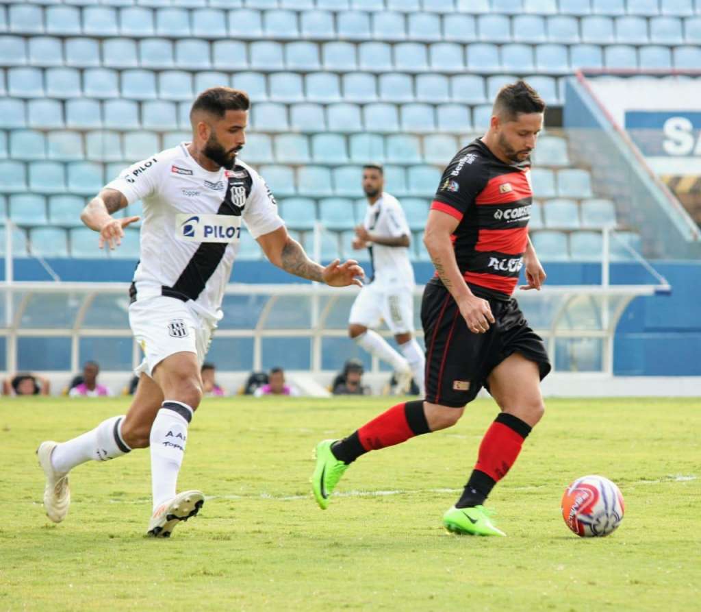 O Oeste aproveitou apagão para virar sobre a Ponte Preta, mas cedeu o empate no último lance (Foto: Jefferson Vieira/Oeste FC)