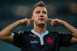 Maxi López não se recupera de lombalgia e desfalca Vasco contra o Flamengo