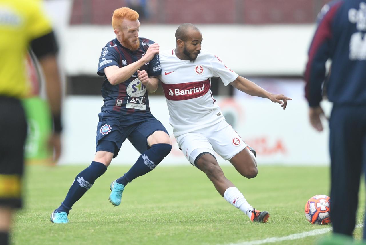 Gaúcho: Marcelo Lomba recusa título de heroi e valoriza o grupo do Inter