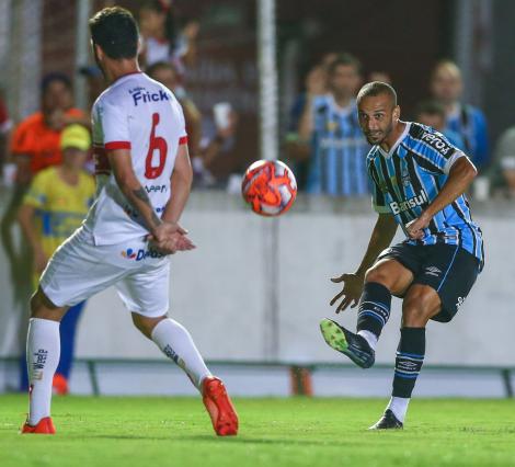 Gaúcho: Após empate do Grêmio, Pepê lamenta chance perdida: ‘Tive a bola do jogo’