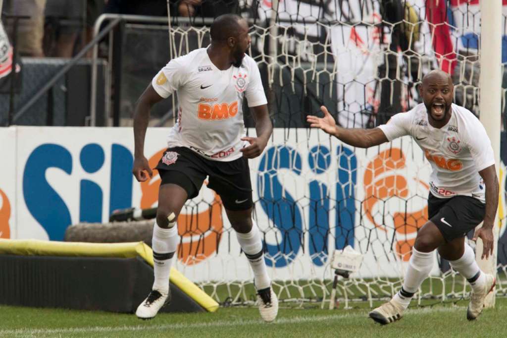 Com problema no ombro, Manoel é dúvida no Corinthians para jogo contra o Ceará