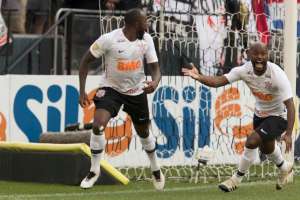 Com problema no ombro, Manoel é dúvida no Corinthians para jogo contra o Ceará
