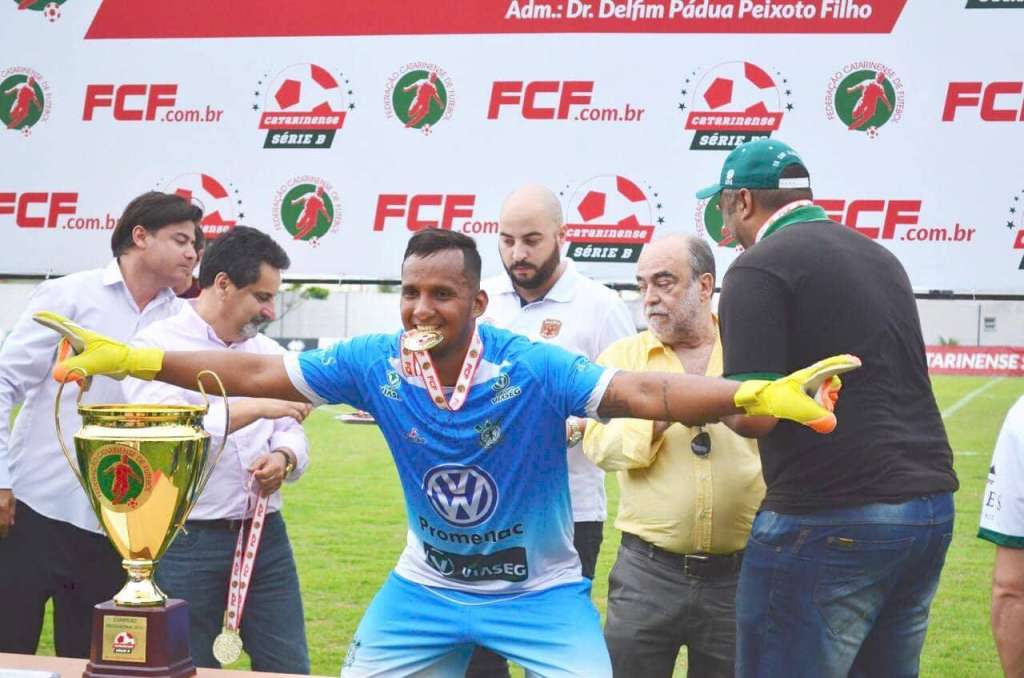 Mesmo classificado, goleiro do Comercial 'detona' presidente