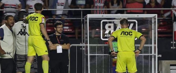 Desta vez o VAR salvou o São Paulo, mas de maneira correta
