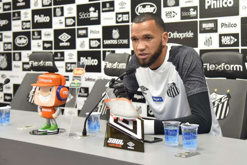 Antes de chance no Santos, Everson sonha com gol de falta e elogia intensidade