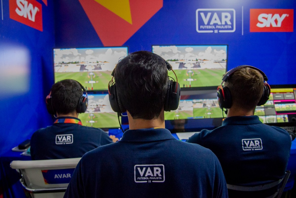 Polêmico, VAR tem deixado série de dúvidas nos gramados do futebol brasileiro