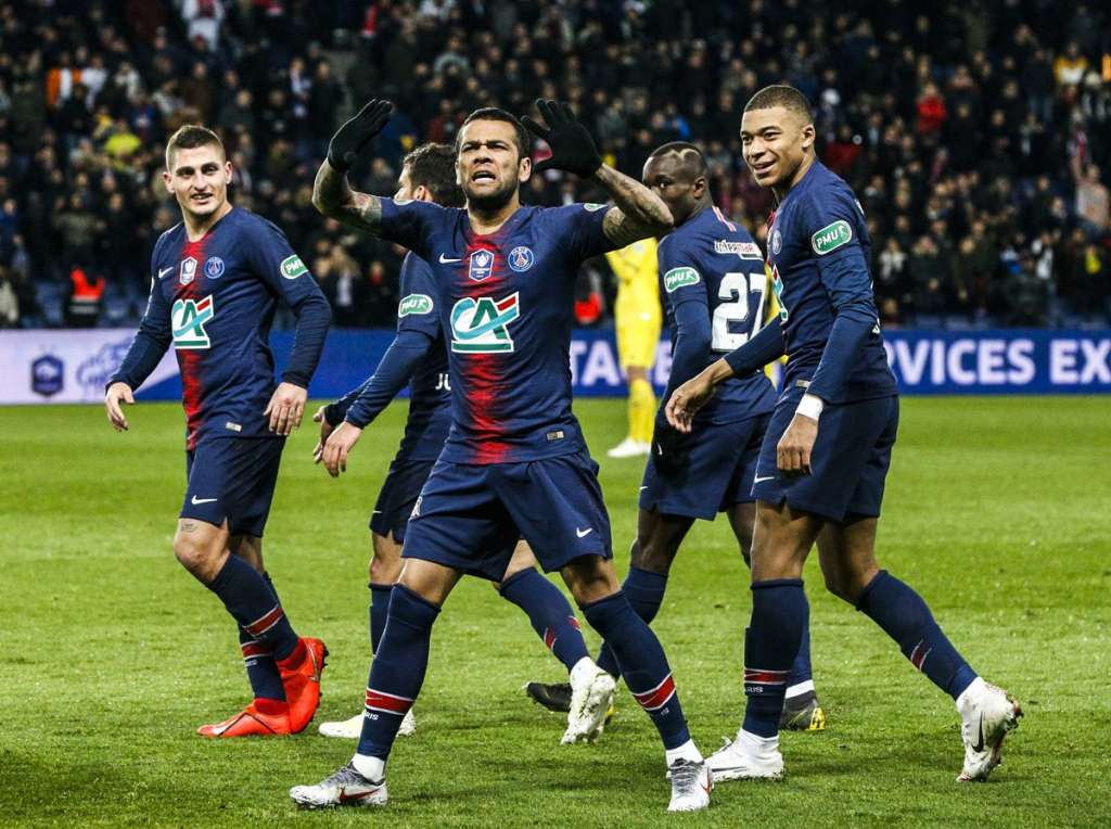 Com golaço de Daniel Alves, PSG vence Nantes e vai à final 